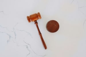 A wooden gavel on marble counter. Learn more about local SEO for lawyers here. We are ready to help you rank higher on Google!