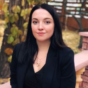 Guest author headshot outdoors, AI, Brand Tracking, Small business support, Colorado, Arizona, Nevada, United States Outdoor headshot of a woman in a black blazer, used as a guest author image for an AI Brand Tracking article supporting small business marketing. United States.