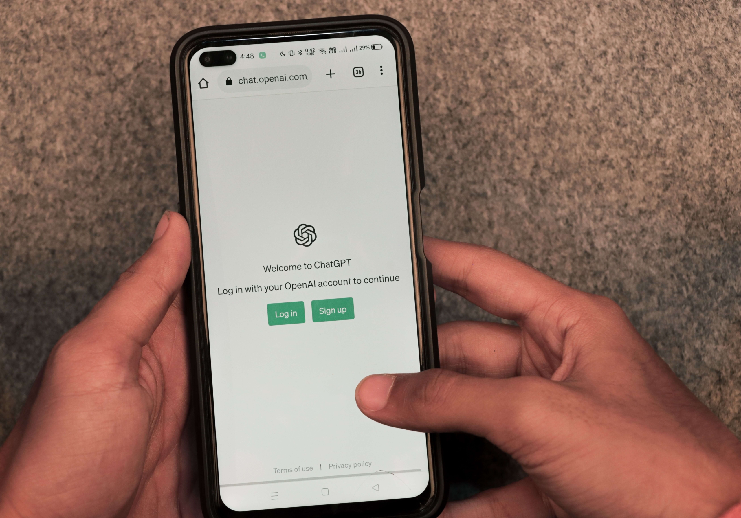 Close-up of someone using ChatGPT on a smartphone, representing how AI tools process information and the evolving ways people search online through how search engines work.